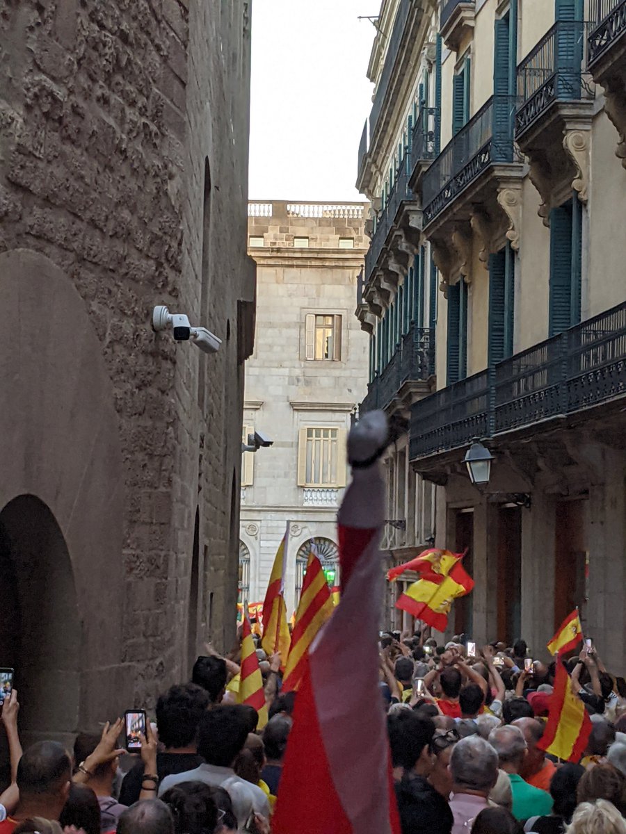 Maiolmax's tweet photo. Calle Santo Honorado en Barcelona y no se puede llegar a Plaza San Jaime de la gente que hay. #CeutaEsEspaña #CeutaNoEstáSola . https://t.co/u1UIIrp0jQ