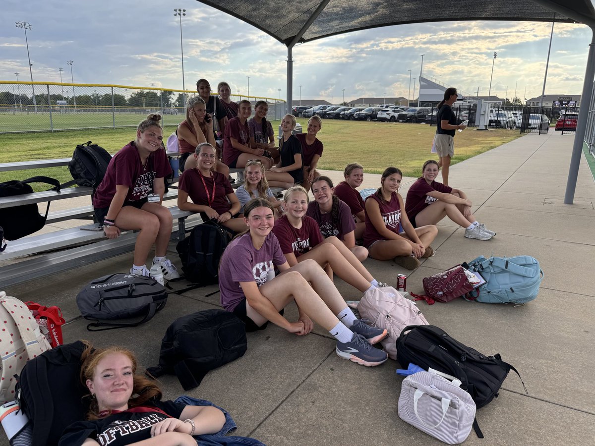 AHMOSoftball's tweet photo. Nothing better than showing up, having fun, and supporting our Wylie Pirates! We had a blast cheering on AHMO Tennis at the Crosstown showdown vs East🔥🎾 @wylie_pirate_tennis @ahmoathletics @ahmocaptain https://t.co/ZcEmqj5GZZ
