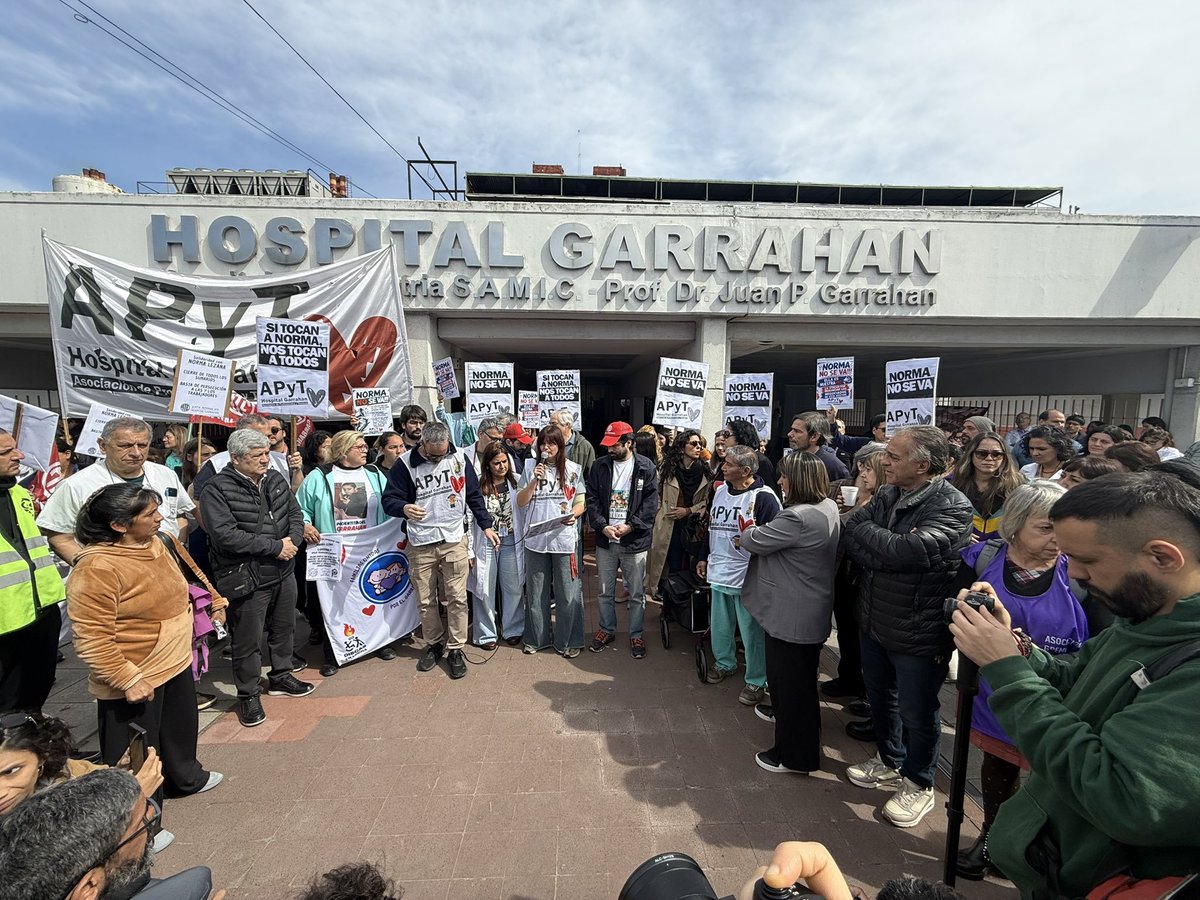 andreadatri's tweet photo. Hoy acompañamos a Norma Lezana, Secretaria Gral. de la APyT del Hospital Garrahan, a quien le iniciaron una campaña mediática y le abrieron un sumario administrativo por estar al frente de la lucha de sus compañeras y compañeros durante casi un año,como dirigente sindical (sigo) https://t.co/5ByLShOIc7