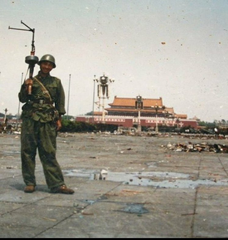 Huanusa's tweet photo. 请永远记住这个北京六四，屠杀学生的刽子手这是一张一路扫射杀进天安门广场的机枪手特写照片，打死“暴徒”数以百上千计，地地道道的‘千人斩’。 
该照片是被新华社特别拍摄的英雄气概！！
很多事情决不能遗忘 https://t.co/cJYtIiiQ1m