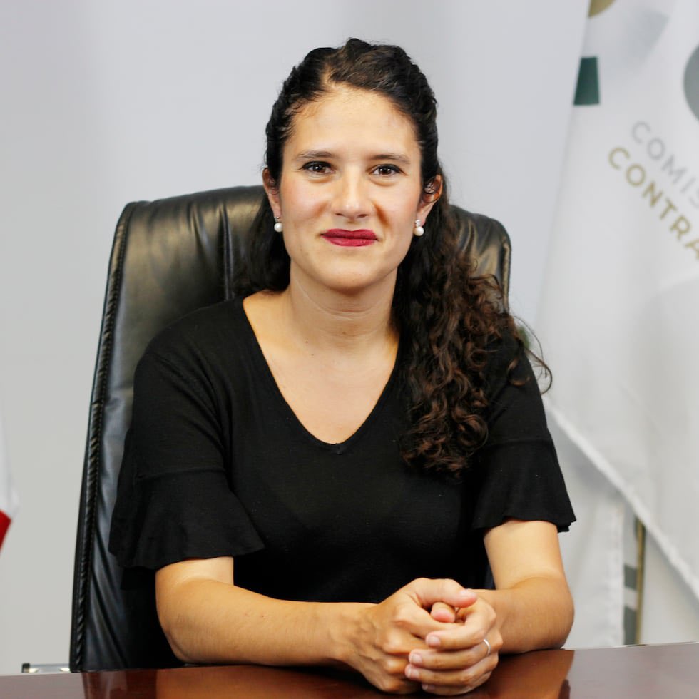 alejilloTol's tweet photo. Los hombres gays de este país  tendríamos que estar muy indignados por el actuar que ayer tuvo @BerthaAlcalde, la fiscal de la CDMX, en la reunión que sostuvo con Kenya Cuevas y mujeres trans de diversos colectivos por el caso de Paola Buenrostro, quien recibió justicia tardía. 
La forma tan indigna en que fueron tratadas y golpeadas por la policía de investigación bajo la orden de una mujer que nunca firmó la minuta que se pidió, es aterradora.
Las mujeres de este gobierno que están en el poder no son más que machitos con vulva porque ejercen ese poder y violencia sin perspectiva diversa ni de género, igual que sus homólogos hombres. 

El actuar de la fiscalía anoche es una clara muestra de cómo a este gobierno no le interesa resarcir la deuda histórica que tiene con las mujeres trans que no están pidiendo más que vidas dignas y que no las MATEN. 

Como gays tendríamos que entender que esa lucha también es nuestra porque si en este país ninguna mujer trans puede gozar de los derechos humanos más básicos, nada nos asegura a nosotros como gays, que el día de mañana nuestros derechos ganados y en los que nos sentimos tan respaldados, no van a correr peligro. 

Exigimos la destitución de Bertha Alcalde como fiscal de la CDMX.  
Reparación del daño y justicia por las vidas trans de las que ya no están. 🏳️‍⚧️🏳️‍⚧️🏳️‍⚧️