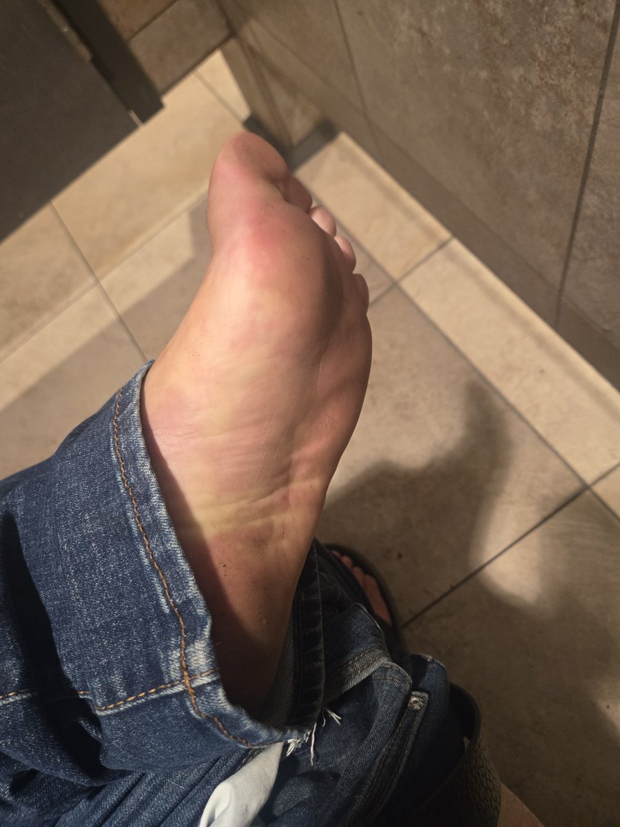 ChunkyPads's tweet photo. At the Gas Station after work👷‍♂️🚧 you see these under the stall next to you, WYD? 🤭 #MeatyFeet #ChubbyFeet #WideFeet #MaleSoles #FootFetish #BearFeet https://t.co/TZZ6ctfbvv