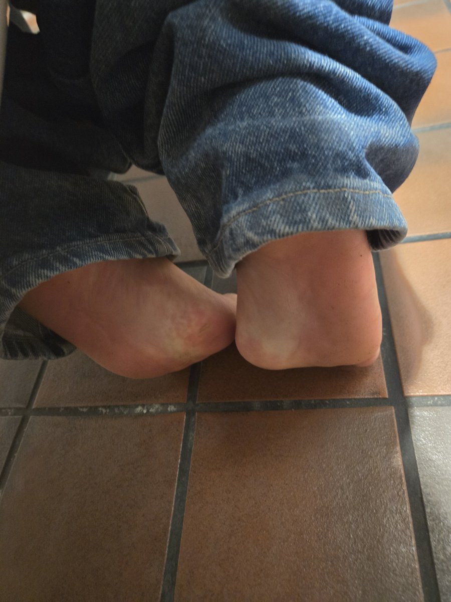 ChunkyPads's tweet photo. At the Gas Station after work👷‍♂️🚧 you see these under the stall next to you, WYD? 🤭 #MeatyFeet #ChubbyFeet #WideFeet #MaleSoles #FootFetish #BearFeet https://t.co/TZZ6ctfbvv