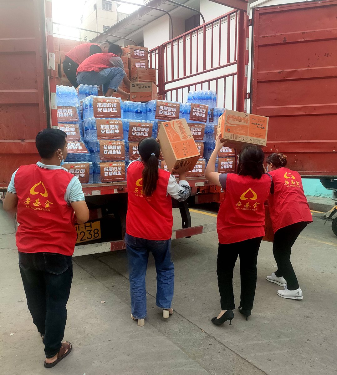 SydneyHerlpq's tweet photo. Hoy ayudamos en el banco de alimentos de la ciudad, repartimos 200 cajas de víveres a familias necesitadas. Es un honor contribuir a la comunidad https://t.co/Pzp0H7YWUx