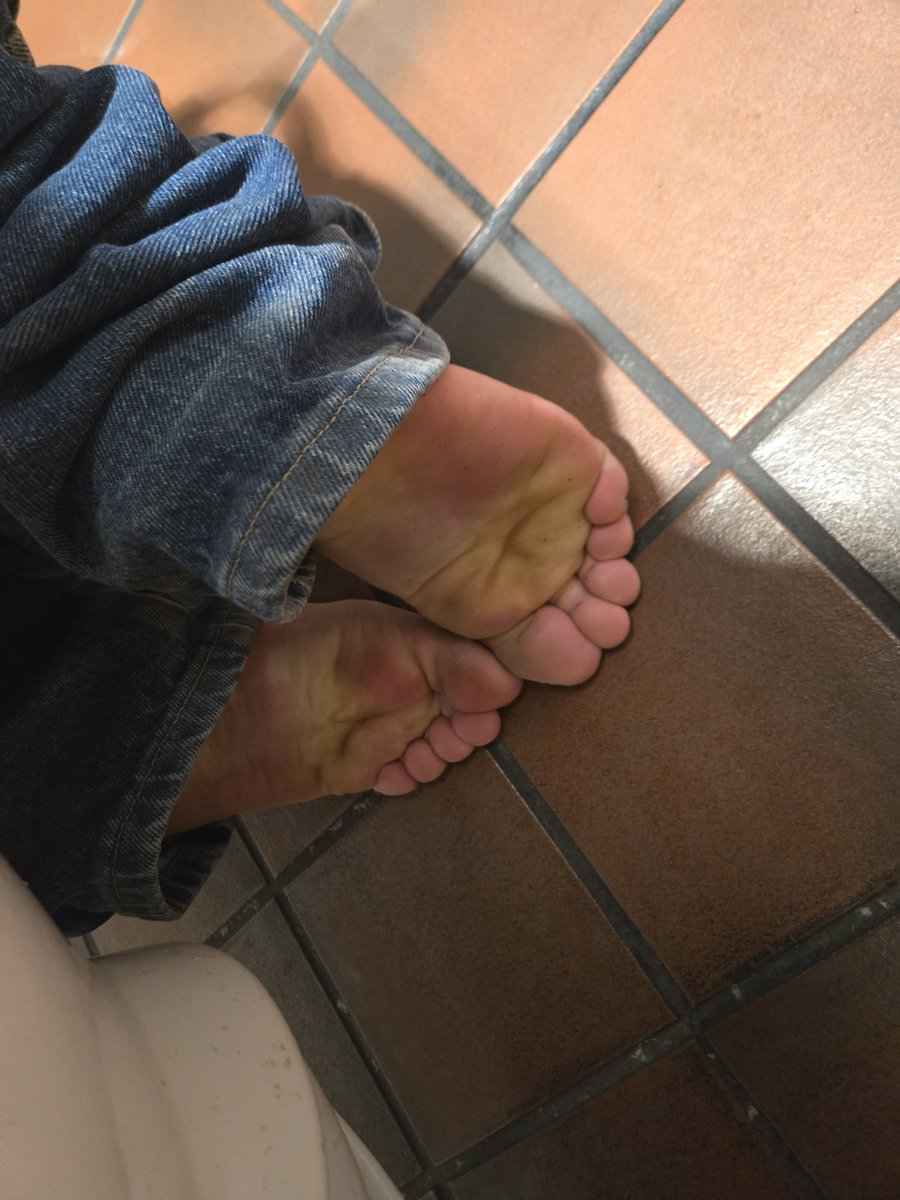 ChunkyPads's tweet photo. At the Gas Station after work👷‍♂️🚧 you see these under the stall next to you, WYD? 🤭 #MeatyFeet #ChubbyFeet #WideFeet #MaleSoles #FootFetish #BearFeet https://t.co/TZZ6ctfbvv