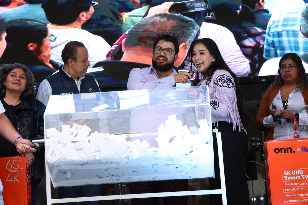 GobNau's tweet photo. El Gobierno de Ciudad #Naucalpan, encabezado por el Presidente Municipal Isaac Montoya Márquez, junto con el #DIFNaucalpan, presidido honorariamente por Adriana G. Escobar, celebró #UnImpulsoParaPapá, un evento para reconocer el esfuerzo, la dedicación y responsabilidad de los padres que todos los días trabajan por el bienestar de sus familias. 💜

Más de 5 mil personas se reunieron en la explanada del Palacio Municipal para disfrutar de una tarde de convivencia, música y baile, en la que se realizó la rifa de dos automóviles, una camioneta y 10 pantallas. 🚘🎁

Ante la presencia del Notario Público número 136, Víctor Humberto, resultaron ganadores Jerónimo Vázquez, vecino de Lomas de la Cañada, y Alberto Ayala, de San Luis Tlatilco, quienes recibieron un automóvil cada uno; mientras que Omar Vallejo de los Santos, vecino de San Francisco Chimalpa, de la comunidad de El Llano de las Flores, fue ganador de la camioneta.
La celebración estuvo acompañada por La Sonora Dinamita de Lucho Argain, que puso a bailar y cantar a las familias naucalpenses en una tarde llena de alegría. 🎶

#AquiGobiernaLaEsperanza