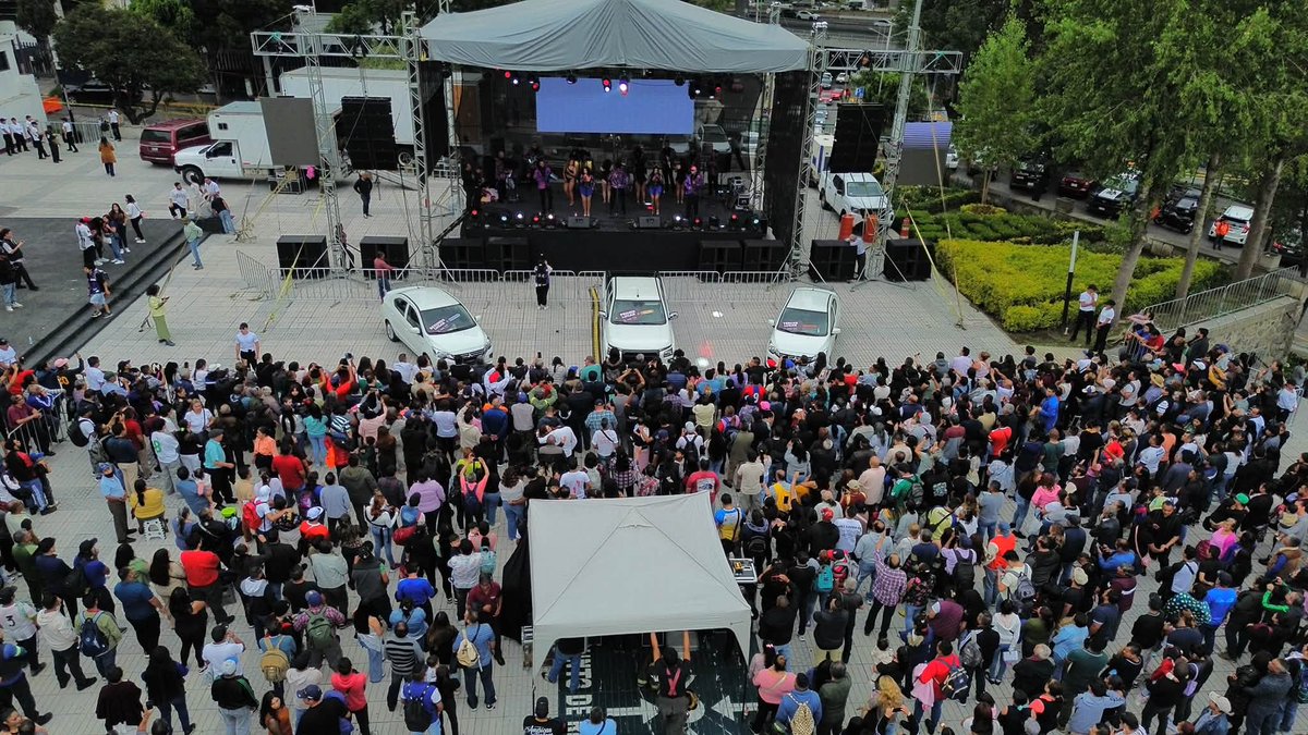 GobNau's tweet photo. El Gobierno de Ciudad #Naucalpan, encabezado por el Presidente Municipal Isaac Montoya Márquez, junto con el #DIFNaucalpan, presidido honorariamente por Adriana G. Escobar, celebró #UnImpulsoParaPapá, un evento para reconocer el esfuerzo, la dedicación y responsabilidad de los padres que todos los días trabajan por el bienestar de sus familias. 💜

Más de 5 mil personas se reunieron en la explanada del Palacio Municipal para disfrutar de una tarde de convivencia, música y baile, en la que se realizó la rifa de dos automóviles, una camioneta y 10 pantallas. 🚘🎁

Ante la presencia del Notario Público número 136, Víctor Humberto, resultaron ganadores Jerónimo Vázquez, vecino de Lomas de la Cañada, y Alberto Ayala, de San Luis Tlatilco, quienes recibieron un automóvil cada uno; mientras que Omar Vallejo de los Santos, vecino de San Francisco Chimalpa, de la comunidad de El Llano de las Flores, fue ganador de la camioneta.
La celebración estuvo acompañada por La Sonora Dinamita de Lucho Argain, que puso a bailar y cantar a las familias naucalpenses en una tarde llena de alegría. 🎶

#AquiGobiernaLaEsperanza