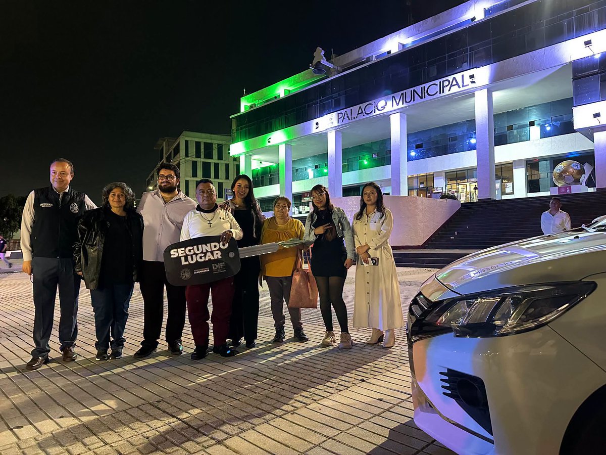 GobNau's tweet photo. El Gobierno de Ciudad #Naucalpan, encabezado por el Presidente Municipal Isaac Montoya Márquez, junto con el #DIFNaucalpan, presidido honorariamente por Adriana G. Escobar, celebró #UnImpulsoParaPapá, un evento para reconocer el esfuerzo, la dedicación y responsabilidad de los padres que todos los días trabajan por el bienestar de sus familias. 💜

Más de 5 mil personas se reunieron en la explanada del Palacio Municipal para disfrutar de una tarde de convivencia, música y baile, en la que se realizó la rifa de dos automóviles, una camioneta y 10 pantallas. 🚘🎁

Ante la presencia del Notario Público número 136, Víctor Humberto, resultaron ganadores Jerónimo Vázquez, vecino de Lomas de la Cañada, y Alberto Ayala, de San Luis Tlatilco, quienes recibieron un automóvil cada uno; mientras que Omar Vallejo de los Santos, vecino de San Francisco Chimalpa, de la comunidad de El Llano de las Flores, fue ganador de la camioneta.
La celebración estuvo acompañada por La Sonora Dinamita de Lucho Argain, que puso a bailar y cantar a las familias naucalpenses en una tarde llena de alegría. 🎶

#AquiGobiernaLaEsperanza