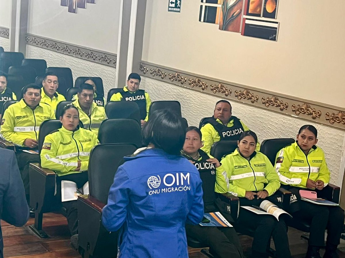 OIMEcuador's tweet photo. #Tulcán | En articulación con la Defensoria Pública brindamos una capacitación sobre Delitos Transnacionales, Trata de Personas y Tráfico Ilícito de migrantes a miembros de la Policía Nacional.

@MOFAkr_eng 
@IOMSeoul https://t.co/Dl5vYgeREw