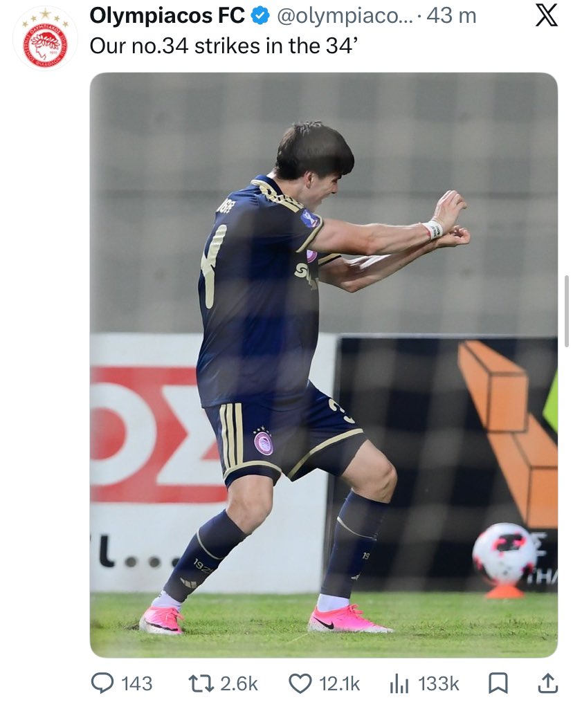 brimiganation's tweet photo. Que curioso justo cuando esta jugando 🐜 suben foto de solo 🍓, algo que nos quieran decir? 👀 https://t.co/NizlTuiu8u
