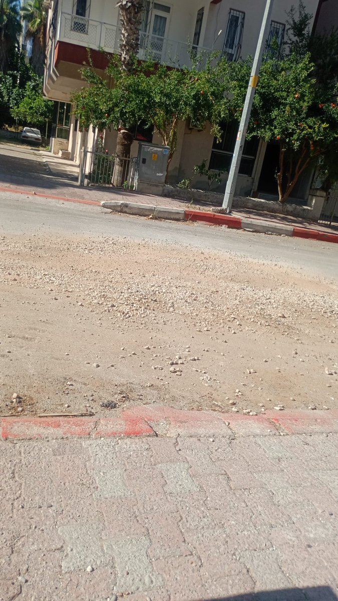 haticeustcekic's tweet photo. Yeşilbahçe Mahallesi 1457. Sokak’ta patlayan su borusunun onarımı tamamlandı ancak yol bu şekilde bırakıldı. Araçlar geçtikçe taşlar etrafa saçılıyor ve tehlike oluşturuyor. Yolun bir an önce düzeltilmesini rica ediyoruz. @MuratpasaBld @ANTALYABB https://t.co/qBcpe8KlxS