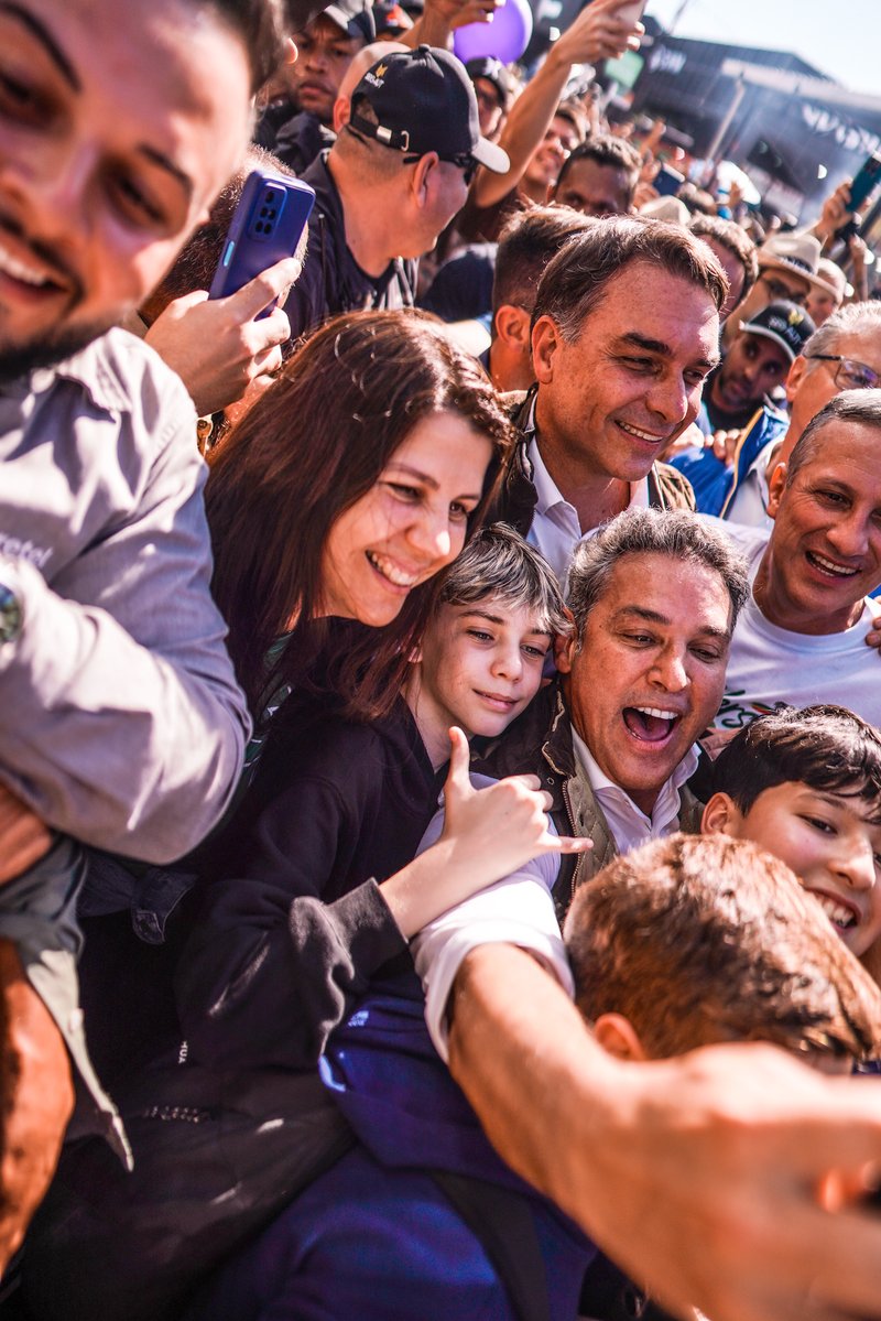 zuccors's tweet photo. Baita recepção na Expointer ao nosso futuro presidente @FlavioBolsonaro ! Estamos mostrando nossa força e vontade de mudar o estado e o país ! https://t.co/SyOWPwT7Vl