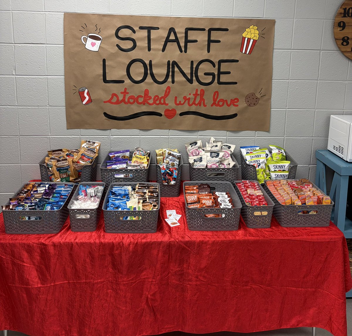 SethSherwood20's tweet photo. Thank you Wolfpack families for keeping us fueled up during the school day 🐺💪🏼
#WolfpackPride @trwolfpack @KristiLankford1 @cobbhpe https://t.co/U1rtkZiY5G