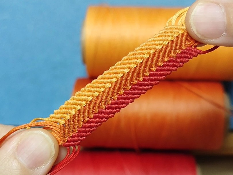 AbigailColtesb's tweet photo. Nueva hobby para tu tiempo libre! Aprende a hacer pulseras tejidas, es fácil, divertido y crea regalos únicos para tus seres queridos. Empieza hoy, solo necesitas hilo e ideas sencillas. https://t.co/q4XSb5yB4e