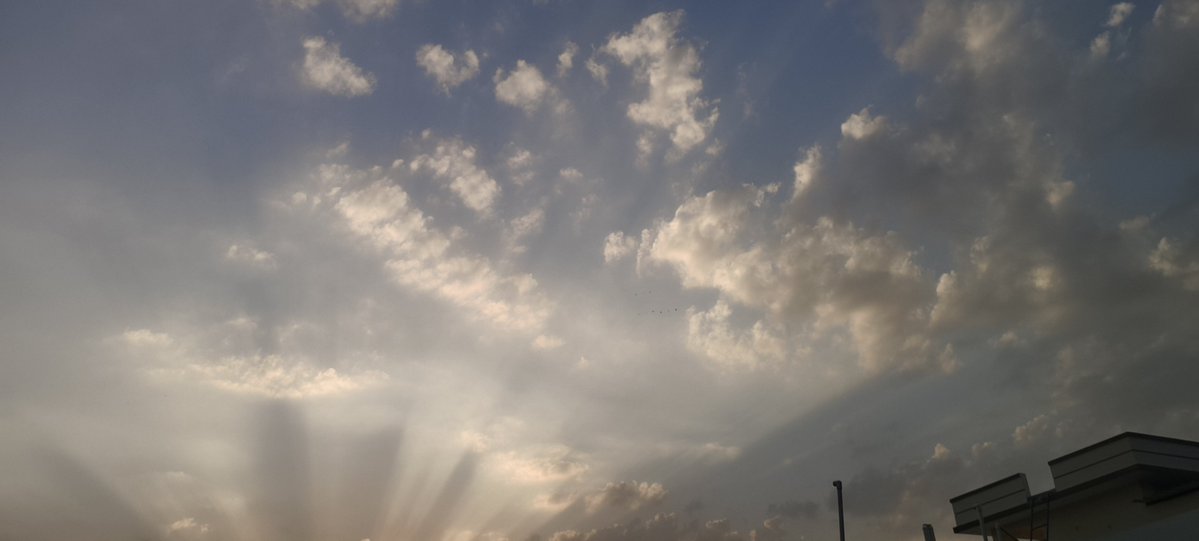 HeyAaray's tweet photo. Daily sky photo (1797) https://t.co/pawL1LIB1r