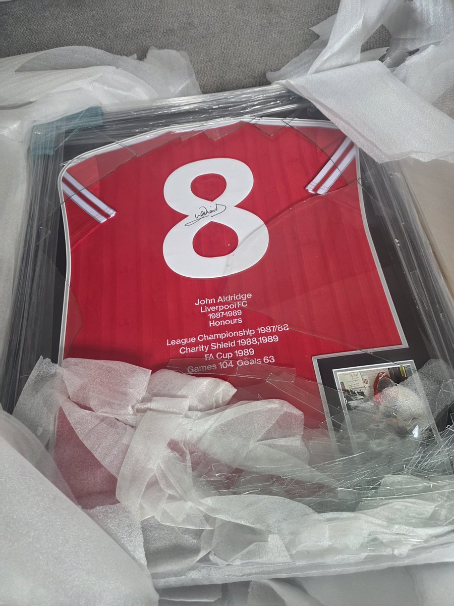 MylesEd36401623's tweet photo. @evricarechat_Uk Absolutely gutted to come home to open my charity purchase of this priceless framed @LFC @Realaldo474 shirt. Beyond disappointed with the lack or care considering this was a fragile package. 🤬 https://t.co/XJb8kNFdNS