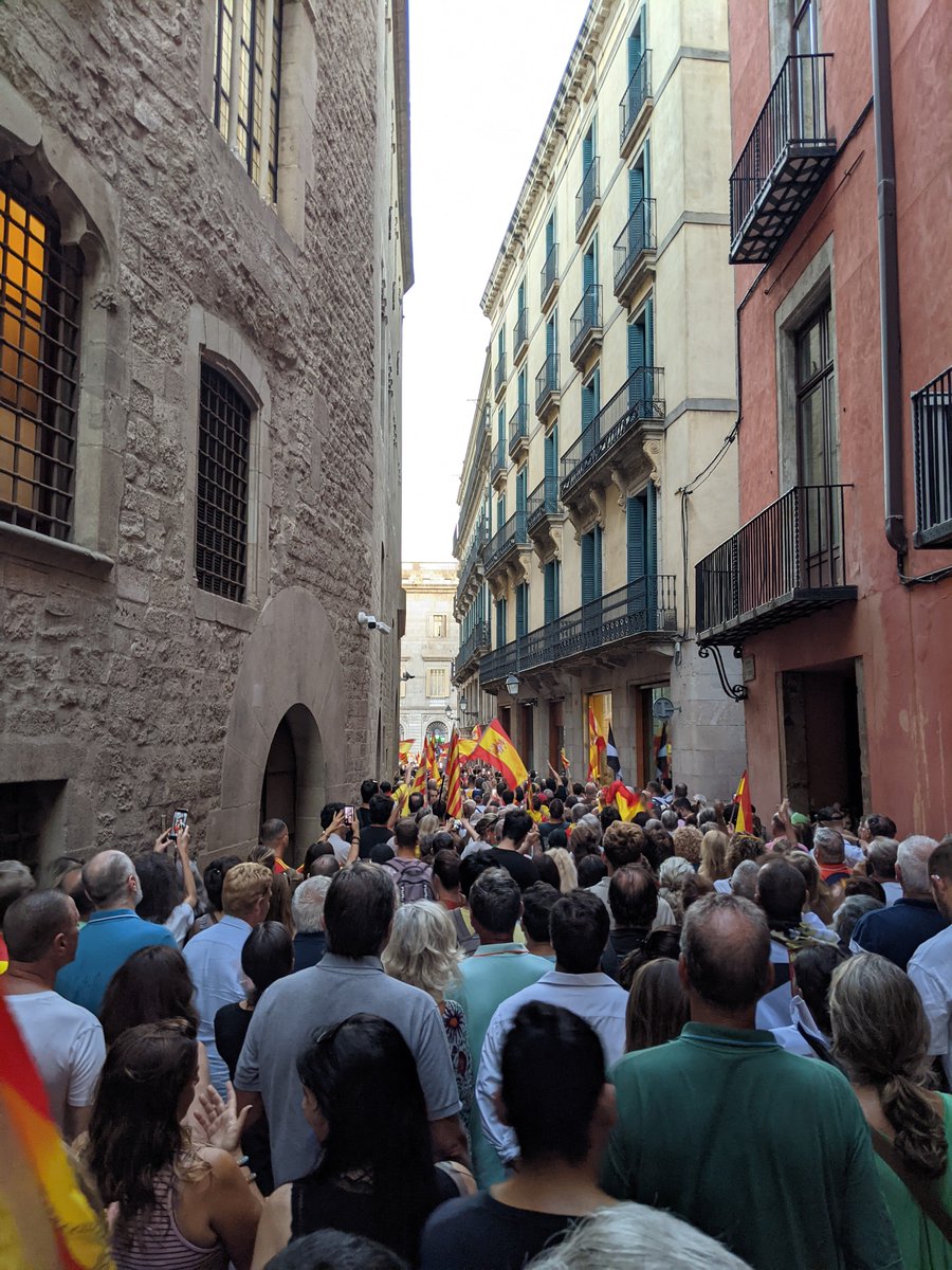 Maiolmax's tweet photo. Calle Santo Honorado en Barcelona y no se puede llegar a Plaza San Jaime de la gente que hay. #CeutaEsEspaña #CeutaNoEstáSola . https://t.co/u1UIIrp0jQ