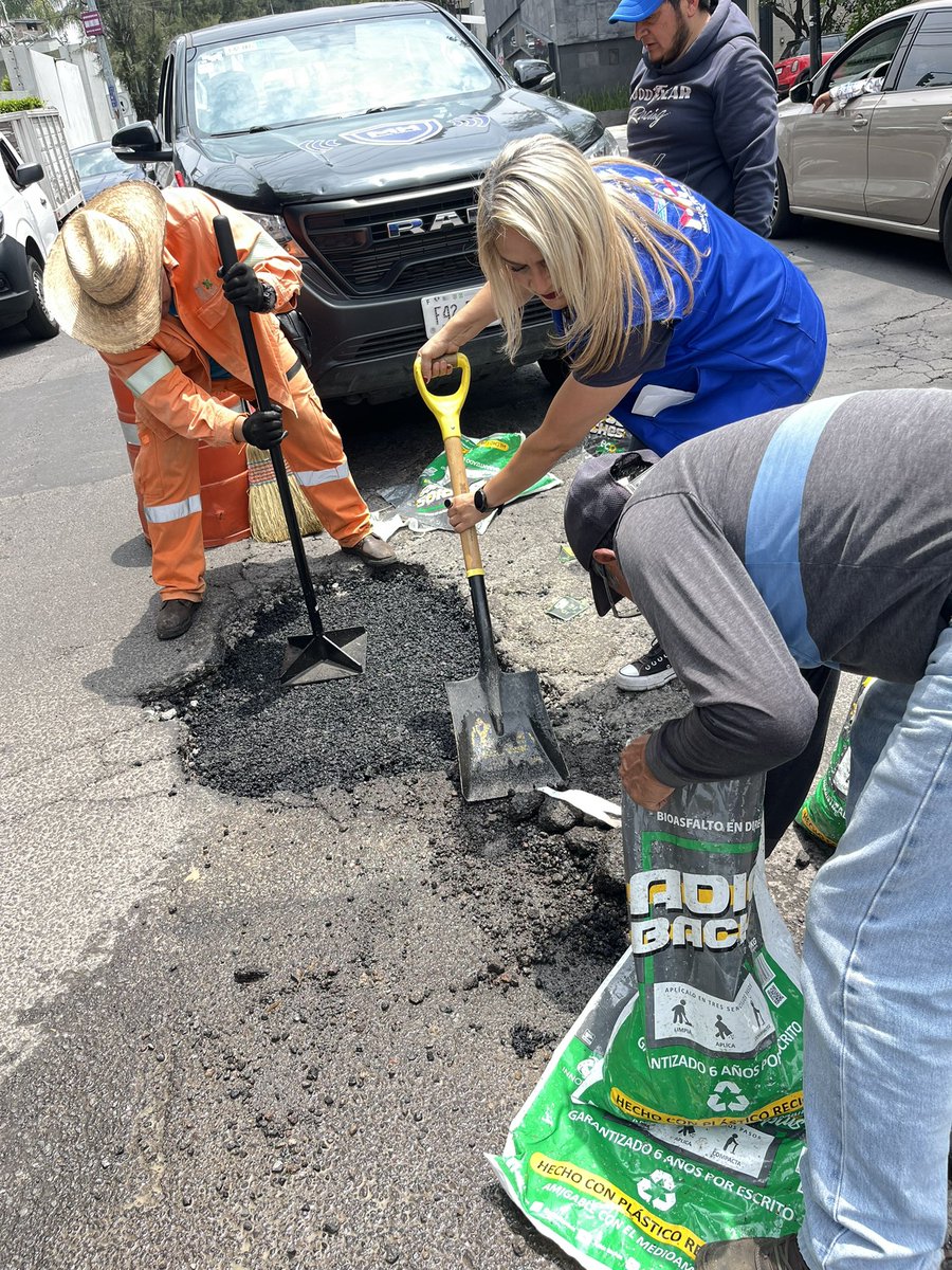 Carmen_14C's tweet photo. Creían q ya habíamos terminado ??? Noo, seguimos con #AntibachesMH
Bacheando y dejando las calles de @AlcaldiaMHmx 👌🏻 https://t.co/YYu0MUil7u