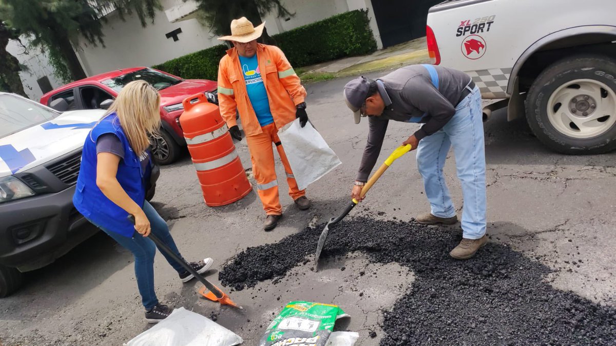 Carmen_14C's tweet photo. Creían q ya habíamos terminado ??? Noo, seguimos con #AntibachesMH
Bacheando y dejando las calles de @AlcaldiaMHmx 👌🏻 https://t.co/YYu0MUil7u