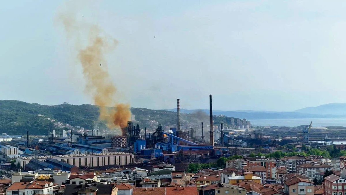 yesilsolzonguld's tweet photo. Demir çelik fabrikası ilçede yaşayan 125 bin insanın sağlığı için bir numaralı tehdit

Dünya Sağlık Örgütünün 15 mikrogram/m3 sınırının 3,5 katını soluyoruz.
Solunum sistemi ve kalp rahatsızlığı kaderimiz değildir.
Bacaların filtre masrafı insan hayatından değerli olamaz
#ERDEMİR https://t.co/1IotLUglHU
