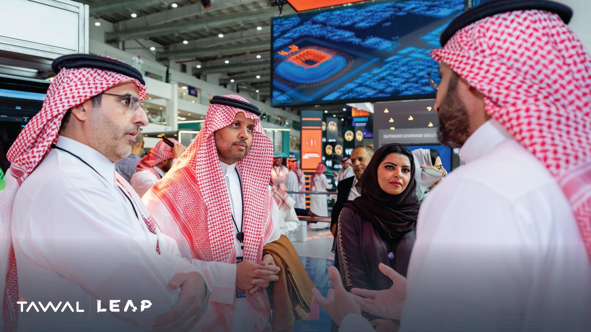 Tawal_KSA's tweet photo. سعدنا باستضافة سعادة المهندس عمر الرجراجي، نائب محافظ هيئة الاتصالات والفضاء والتقنية لقطاع التنظيم والمنافسة، في جناح #توال ضمن #ليب5، حيث استعرضنا أحدث حلول البنية التحتية الرقمية والاتصالات، وأبرز ما نقدمه لتمكين منظومة رقمية متطورة. https://t.co/VMtaMv4BFu