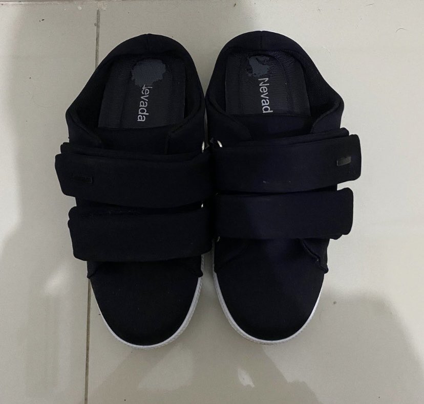 bybbeve's tweet photo. ada yg mau ga sepatu nevada? 70k ajaa murce with box!
minusnya cuma ngelupas dibagian dalamnya aja, warna masih pekat dan berish. size 38, dulu beli di 199k 
kalo mau cek kondinya dm ajaa 
bisa 🍊 https://t.co/yQRAUXDKzM