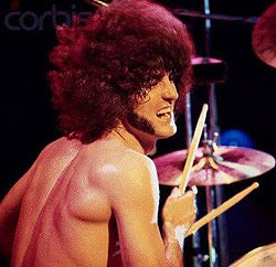 ROCK_BAR_Freak's tweet photo. 9月3日「ROCK 今日は何の日？」1948年、アメリカン ハードロックの元祖、グランド・ファンク・レイルロードのドラマー、ヴォーカリスト、ドン・ブリューワー誕生。荒々しさや体力勝負なアメリカらしさ？を体現したドラムは四の五の言わせず突き進み、歌も豪快で意外なほどに上手かった。 https://t.co/jHTHPxzVQD