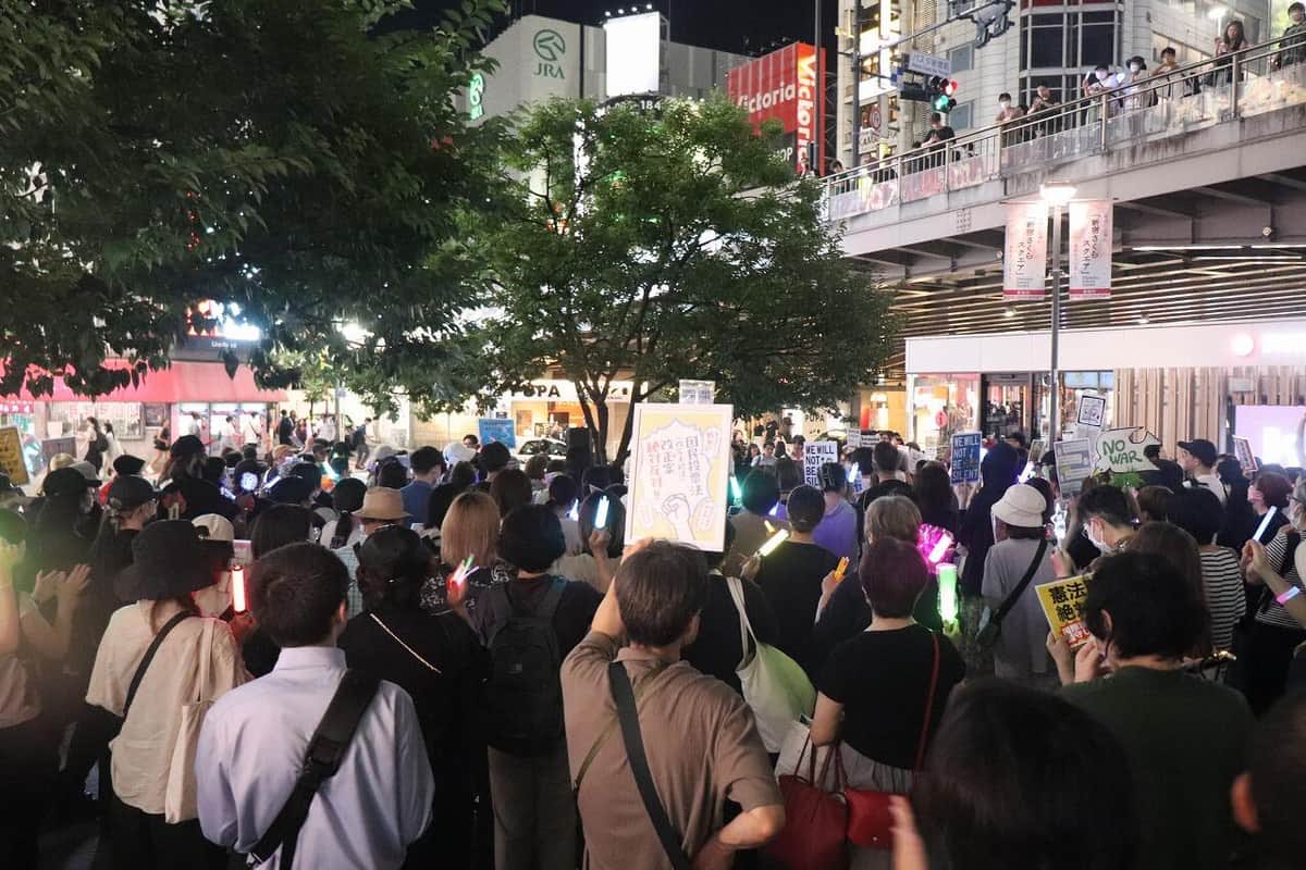 HuFmy's tweet photo. 連日におよぶ高市打倒の国会前デモ．
自発的な革命的行動以外のなにものでもない❗️
なのに､この行動を支持することなく､あろうことか一時的な「熱病」のように描いて悪罵を投げつけるサヨクがあろうとは！

そのサヨク､８月6日の朝､当局が用意した安全地帯でヘルを被ってジグザグ行進するだけ😨 https://t.co/s5bGwlN0D7