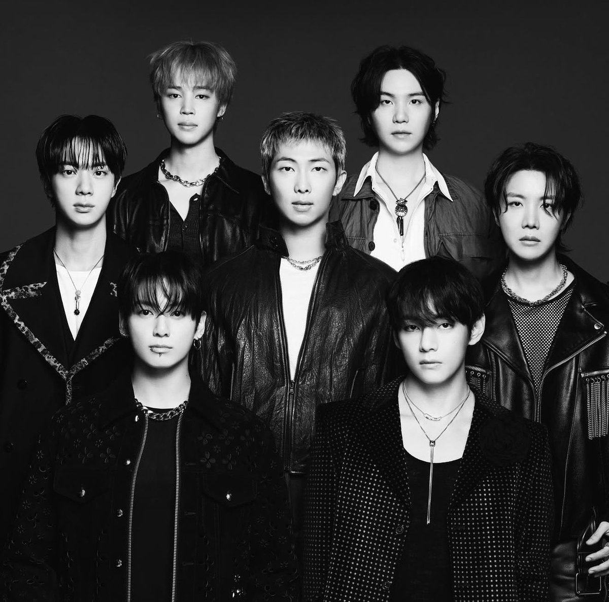 amevvil's tweet photo. while universal, sony, and warner rely on hundreds of global stars, hybe joined the same league almost completely because of bts. making this much money off just one group is genuinely unheard of in the music industry.

revenue for the first half by the big four music companies:

1. universal music group — 9.972 trillion won (taylor swift, kendrick lamar, billie eilish, ariana grande, sabrina carpenter, drake, weeknd and hundreds more)

2. sony music — 9.7299 trillion won (harry styles, beyoncé, adele, travis scott, sza, miley cyrus and hundreds more)

3. warner music — 4.9625 trillion won (bruno mars, ed sheeran, coldplay, dua lipa, jack harlow and hundreds more)

4. hybe — 2.1483 trillion won (bts)

🔗 https://t.co/2HPMSymRJ3