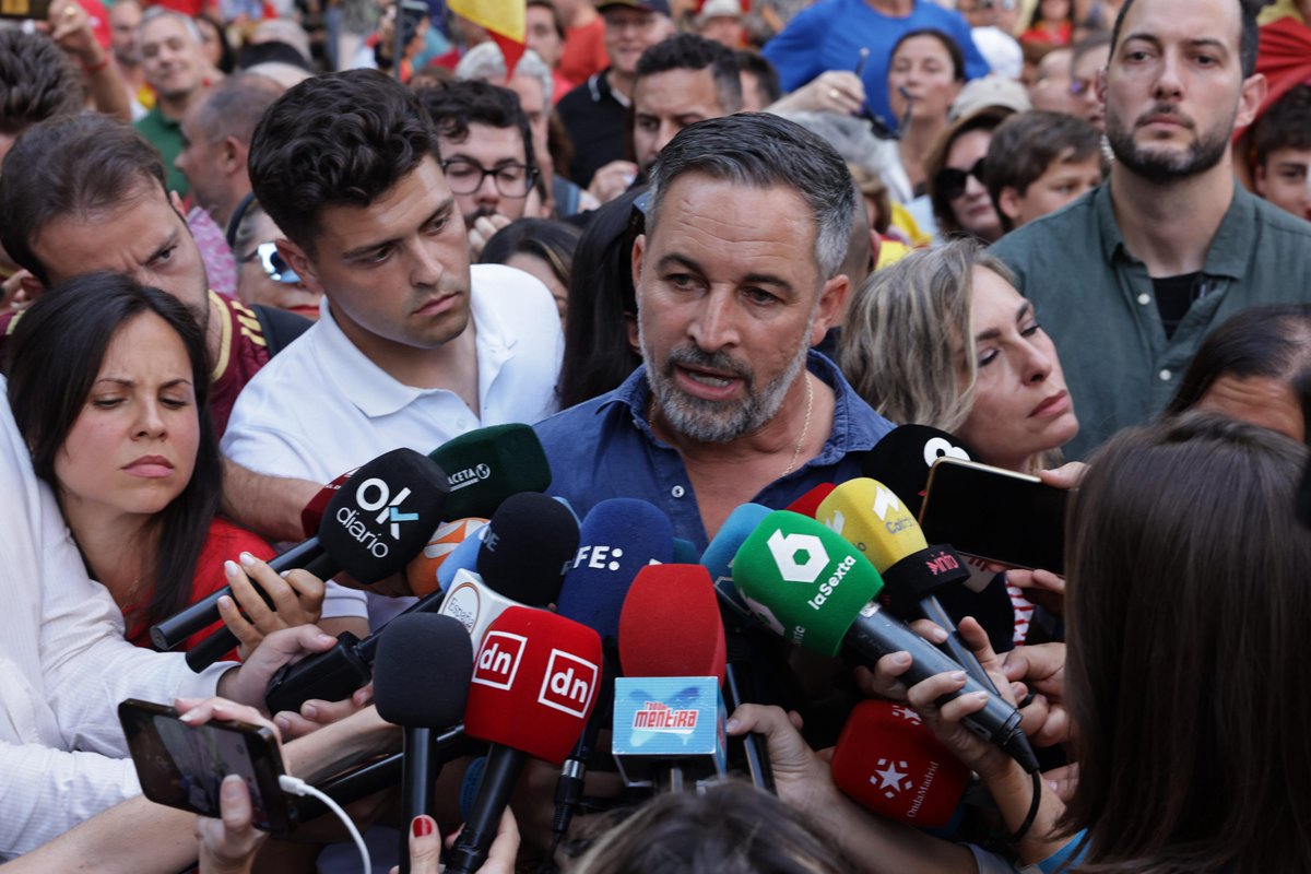 vox_es's tweet photo. 🇪🇸 @Santi_ABASCAL junto al resto de españoles en Cibeles.

CEUTA SE DEFIENDE.
ESPAÑA SE DEFIENDE. https://t.co/lcjhV2Euvk