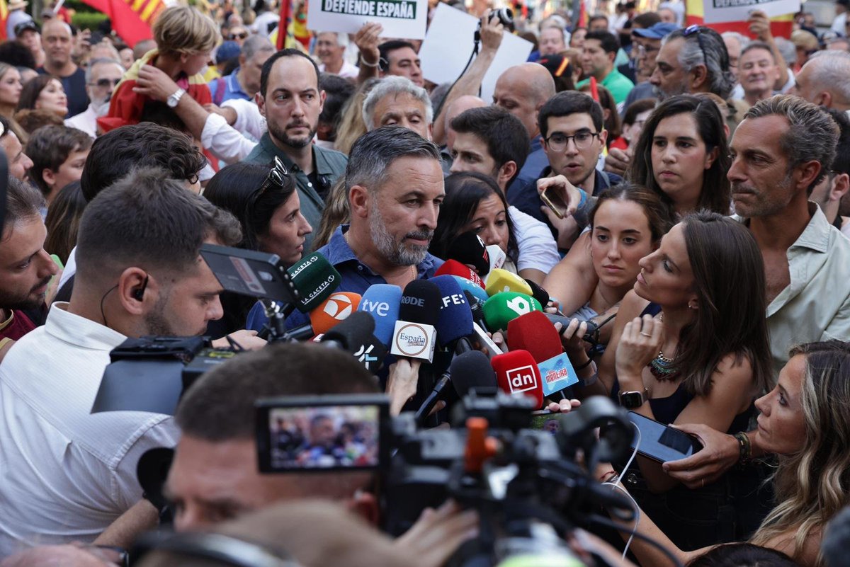 vox_es's tweet photo. 🇪🇸 @Santi_ABASCAL junto al resto de españoles en Cibeles.

CEUTA SE DEFIENDE.
ESPAÑA SE DEFIENDE. https://t.co/lcjhV2Euvk