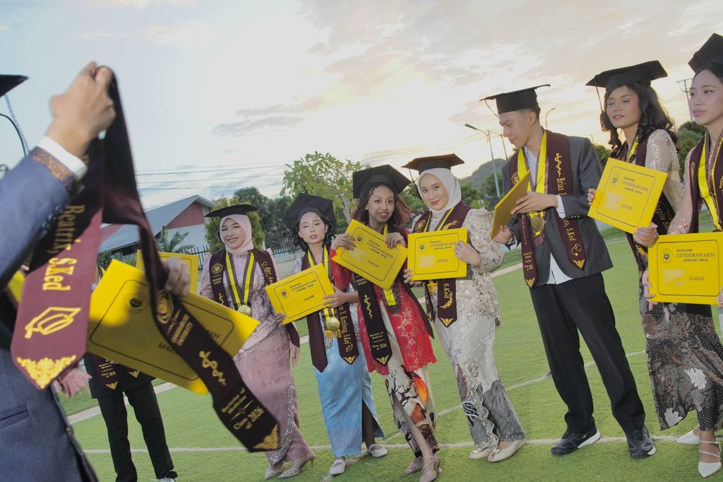 jinhyunscore's tweet photo. Moots hii akhirnya jiren graduation, so happy🥺🤍
Udah lama ga fangirling ternyata udah banyak banget moots aku yg udah pindah fandom dan deactivate akun, hope u guys doing well yaaa🤍🫂

Btw kalau lupa aku, aku yang hijab cream muda yaaa🥺☝🏻 https://t.co/nZ64aD661M