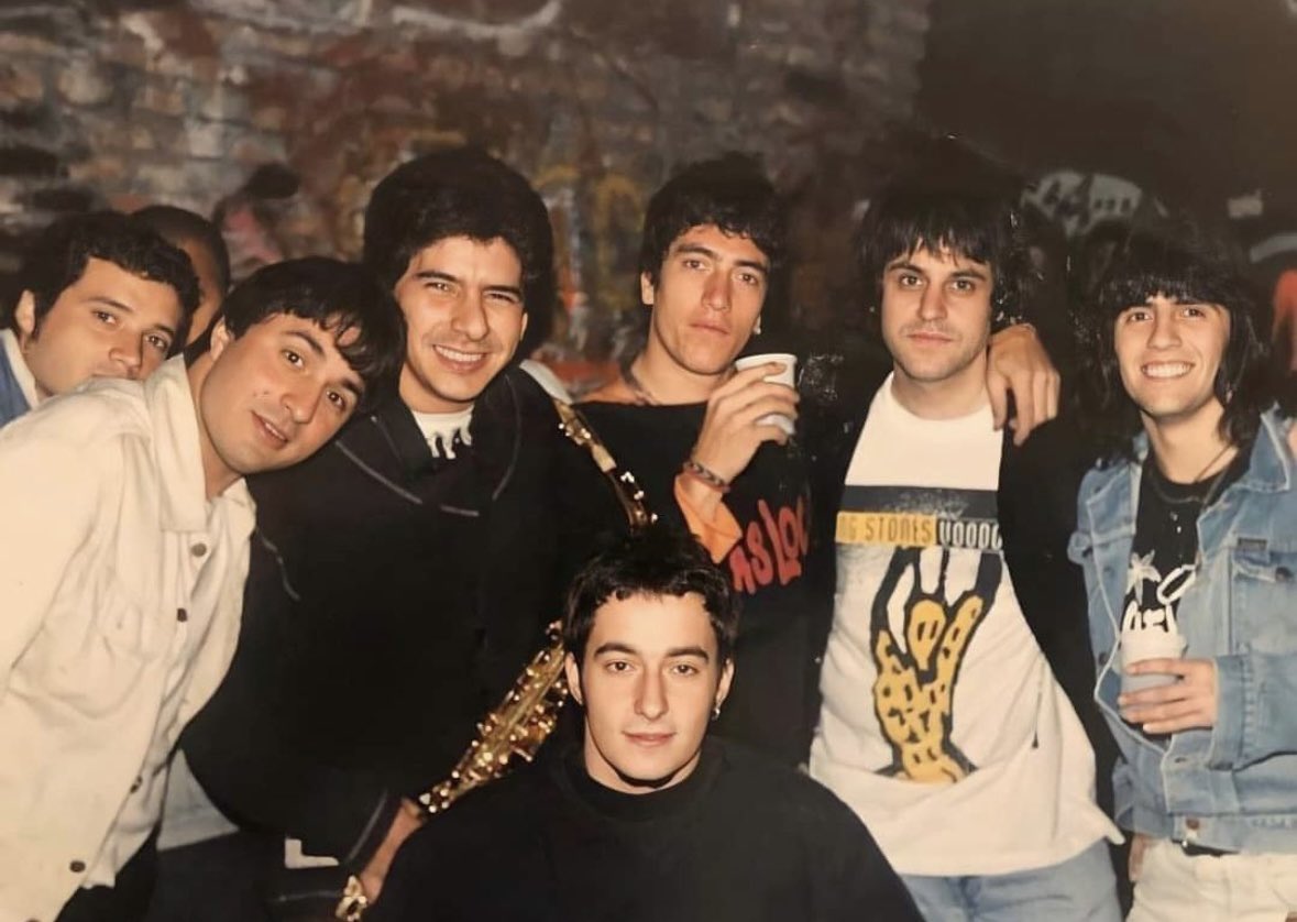 PityRockAndRoll's tweet photo. ¡ VIEJAS LOCAS DE NUESTRAS VIDAS !

Un día como hoy del año 1989 “Viejas Locas” daba su primer show en “Acatraz” tocando temas de los Rolling Stones, Pink Floyd y el reconocido tema de la banda “Eva”.

Hace más de 35 años que esta banda nos sigue acompañando día a día y nos hace emocionarnos cada vez que la escuchamos!