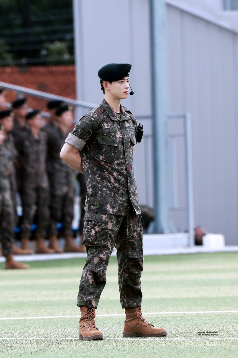 Nunubels13's tweet photo. D146 #TO_EUNWOO_DONGMIN
If this is a movie...what would be the title???Man in uniform???Man of Action???The hottest soldier???😂😂😂whatever...as long as u are safe Corporal.
FOREVER WITH CHA EUNWOO     
 #차은우와_항상_함께해 
#CHAEUNWOO #차은우 https://t.co/ROBQwoxSmZ