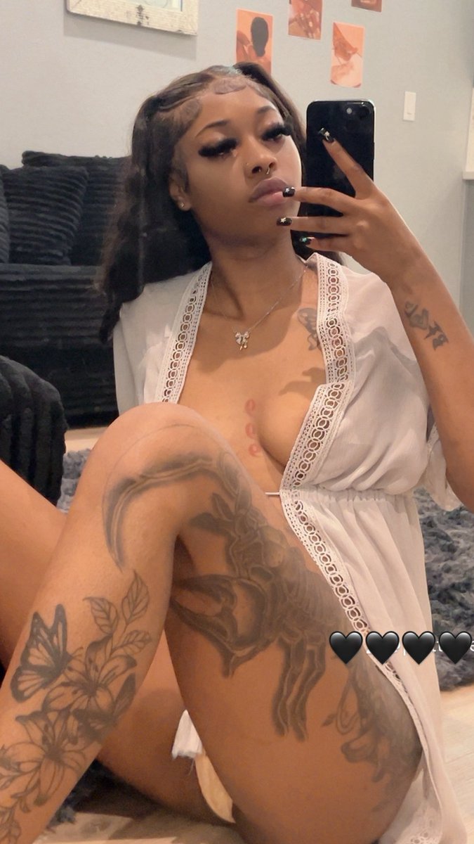_kiitty_1's tweet photo. Im up and active 😅 come shop and get dat nut #sellingcontent #petite #ebony #buyingcontent #nsfwtwtًً https://t.co/Km2z6R36nT