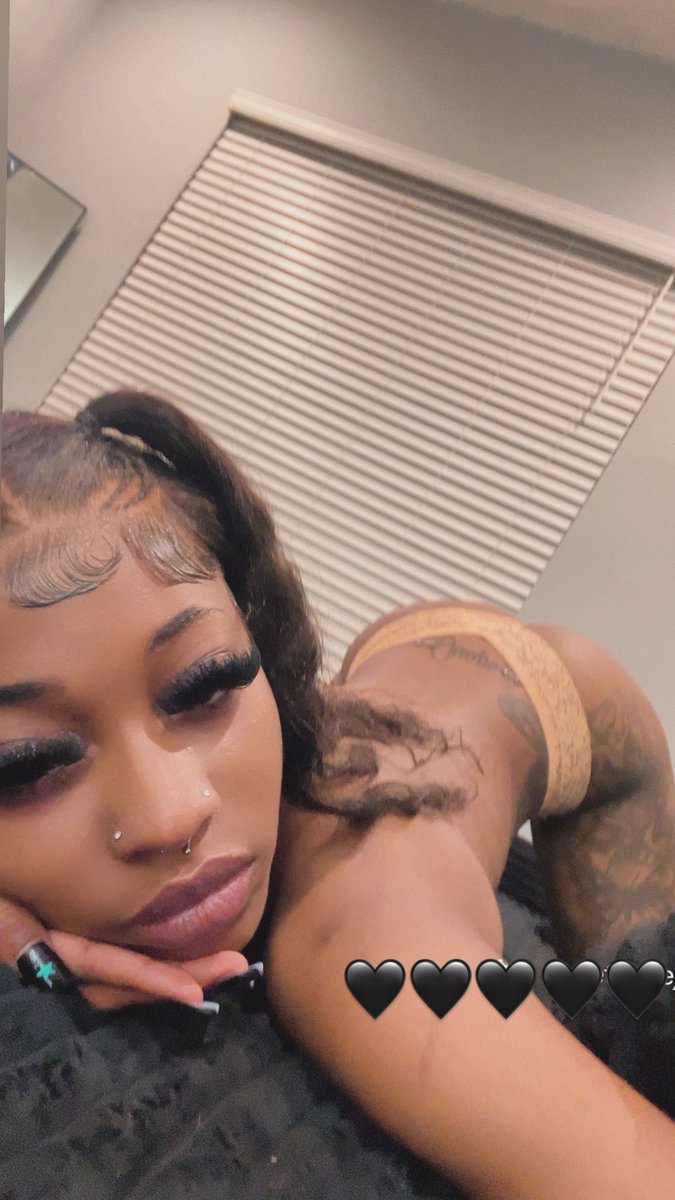 _kiitty_1's tweet photo. Im up and active 😅 come shop and get dat nut #sellingcontent #petite #ebony #buyingcontent #nsfwtwtًً https://t.co/Km2z6R36nT