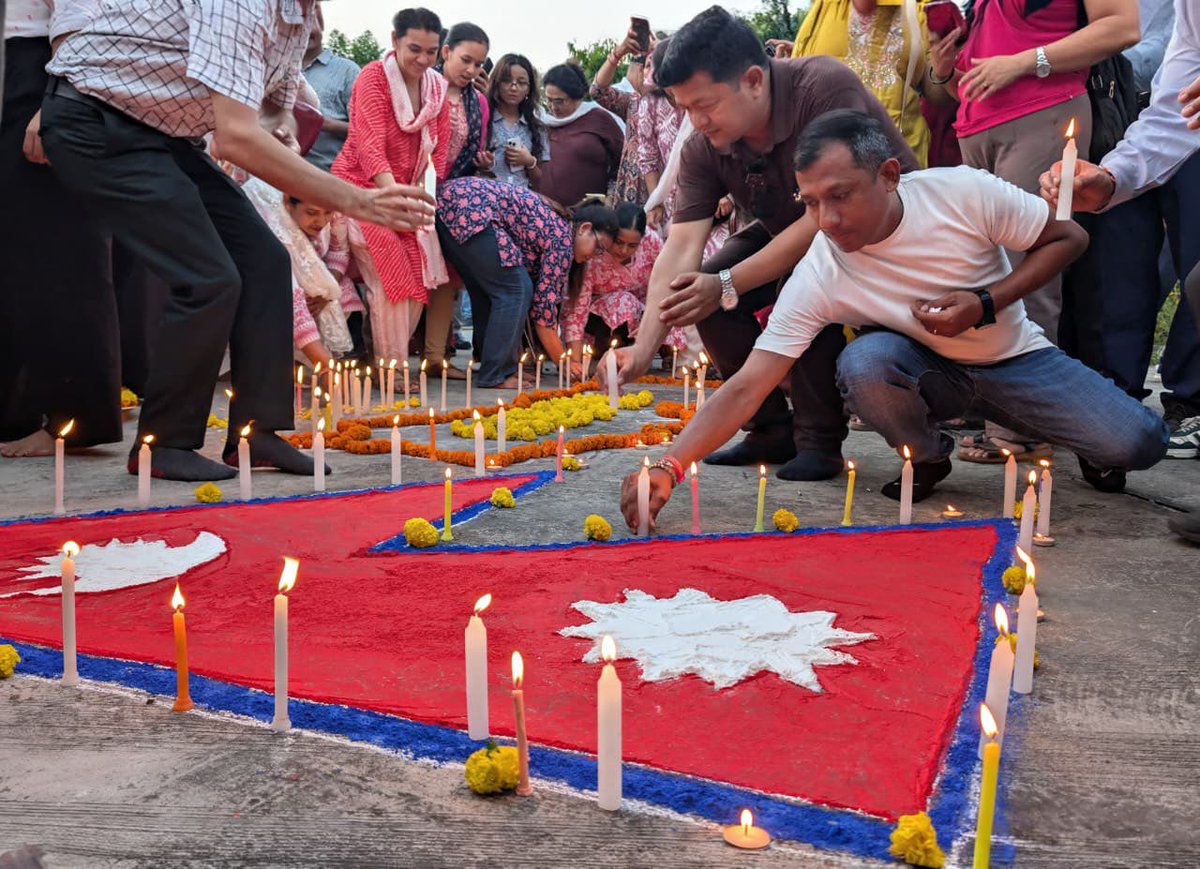 NavitaSrikant's tweet photo. #Nepal-#India #BhotekoshiFlood 

नेपाल मेरो लागि केवल एउटा देश होइन- यो मेरो मनसँग जोडिएको भूमि हो। मनदेखि भन्छु, म नेपालकी छोरी हुँ। 🇳🇵

भदौ १५ गते, सोमबार, नयाँ दिल्लीस्थित नेपाली राजदूतावासमा नेपाली समुदायसँगै विनाशकारी बाढीमा ज्यान गुमाउनुहुनेहरूप्रति एक मिनेट मौन धारण गर्दै श्रद्धाञ्जली अर्पण गरेँ।

यस अवसरमा उपस्थित नेपाली समुदायसँग दुःख बाँड्दै गहिरो समवेदना व्यक्त गरेँ। यो केवल नेपालको दुःख होइन, यो हाम्रो साझा दुःख हो।

यस अवसरमा हामीले दीप प्रज्वलन गर्दै दिवंगत आत्माहरूको शान्ति र शोकसन्तप्त परिवारहरूलाई यो असह्य पीडा सहने शक्ति मिलोस् भनेर प्रार्थना गर्‍यौँ। 🪔🙏

आज भारतका असंख्य मानिसहरू नेपालसँग यो शोकको घडीमा उभिएका छन्। हामी सँगै शोक गर्छौँ, सँगै प्रार्थना गर्छौँ र सँगै पुनर्निर्माणमा जुट्नेछौँ।

२०७२ सालको भूकम्पको बेला म नेपालमै थिएँ, र मैले आफ्नै आँखाले त्यो पीडा र विनाश देखेकी छु। त्यसैले आजको यो दुःख मेरा लागि अझ गहिरो र व्यक्तिगत छ।

भारत सधैँ हरेक विपत्तिमा नेपालसँग काँधमा काँध मिलाएर उभिएको छ र हामी सधैँ उभिइरहनेछौँ। 

🇮🇳🤝🇳🇵