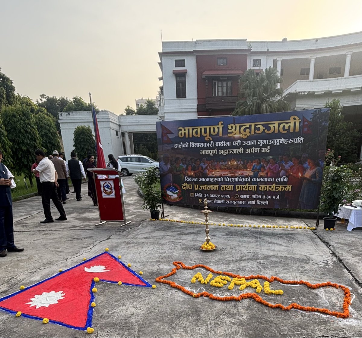 NavitaSrikant's tweet photo. #Nepal-#India #BhotekoshiFlood 

नेपाल मेरो लागि केवल एउटा देश होइन- यो मेरो मनसँग जोडिएको भूमि हो। मनदेखि भन्छु, म नेपालकी छोरी हुँ। 🇳🇵

भदौ १५ गते, सोमबार, नयाँ दिल्लीस्थित नेपाली राजदूतावासमा नेपाली समुदायसँगै विनाशकारी बाढीमा ज्यान गुमाउनुहुनेहरूप्रति एक मिनेट मौन धारण गर्दै श्रद्धाञ्जली अर्पण गरेँ।

यस अवसरमा उपस्थित नेपाली समुदायसँग दुःख बाँड्दै गहिरो समवेदना व्यक्त गरेँ। यो केवल नेपालको दुःख होइन, यो हाम्रो साझा दुःख हो।

यस अवसरमा हामीले दीप प्रज्वलन गर्दै दिवंगत आत्माहरूको शान्ति र शोकसन्तप्त परिवारहरूलाई यो असह्य पीडा सहने शक्ति मिलोस् भनेर प्रार्थना गर्‍यौँ। 🪔🙏

आज भारतका असंख्य मानिसहरू नेपालसँग यो शोकको घडीमा उभिएका छन्। हामी सँगै शोक गर्छौँ, सँगै प्रार्थना गर्छौँ र सँगै पुनर्निर्माणमा जुट्नेछौँ।

२०७२ सालको भूकम्पको बेला म नेपालमै थिएँ, र मैले आफ्नै आँखाले त्यो पीडा र विनाश देखेकी छु। त्यसैले आजको यो दुःख मेरा लागि अझ गहिरो र व्यक्तिगत छ।

भारत सधैँ हरेक विपत्तिमा नेपालसँग काँधमा काँध मिलाएर उभिएको छ र हामी सधैँ उभिइरहनेछौँ। 

🇮🇳🤝🇳🇵