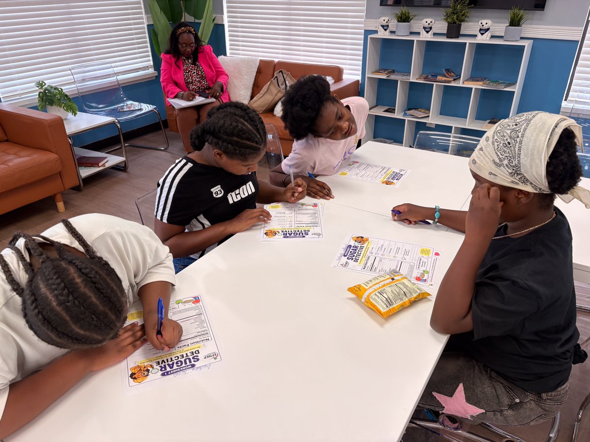 SCState1890's tweet photo. EFNEP agent and data specialist I'Ayana Sanders enjoyed teaching youth at Roosevelt Gardens Complex about the importance of reducing added sugar and making healthier food choices. 🍓 https://t.co/j4TgsROjRh