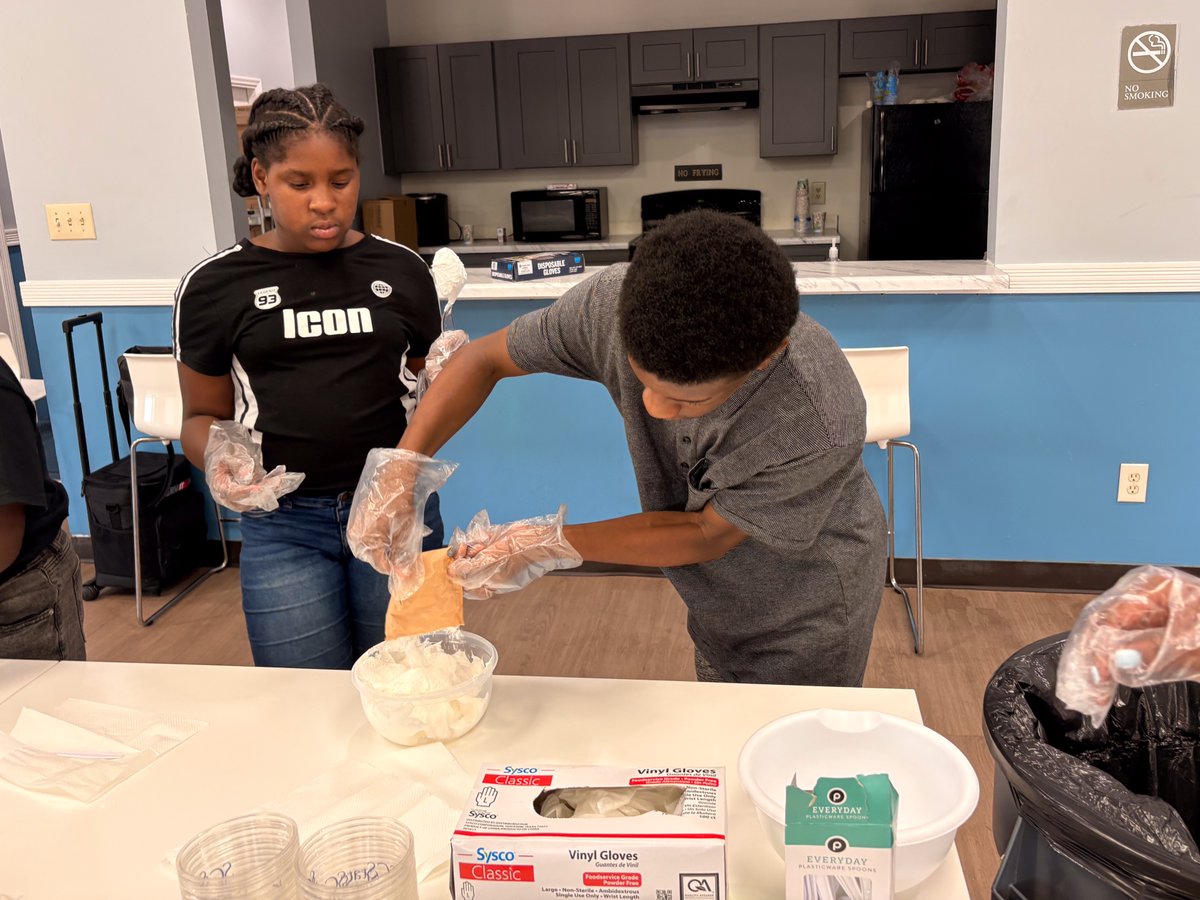SCState1890's tweet photo. EFNEP agent and data specialist I'Ayana Sanders enjoyed teaching youth at Roosevelt Gardens Complex about the importance of reducing added sugar and making healthier food choices. 🍓 https://t.co/j4TgsROjRh