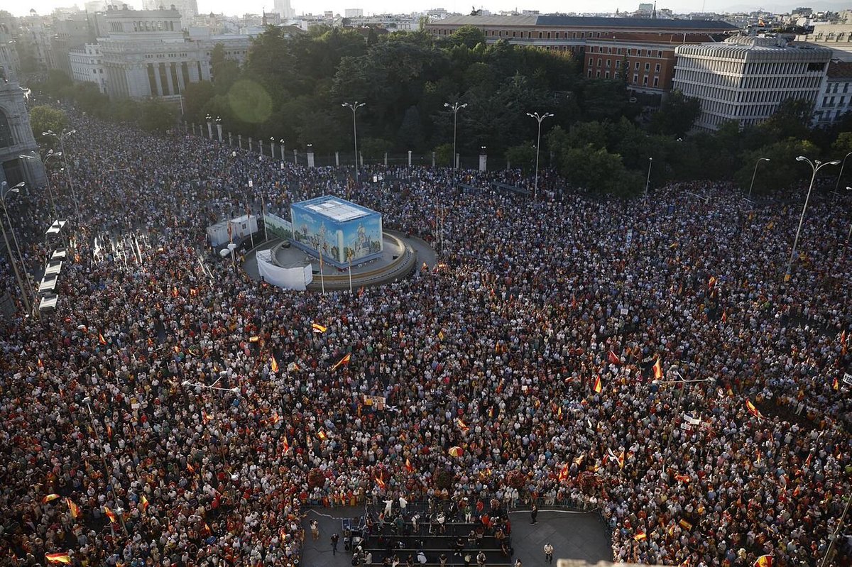 veintimillapie's tweet photo. Las calles de España se llenan de manifestantes en apoyo a Ceuta https://t.co/IOHijpHicD