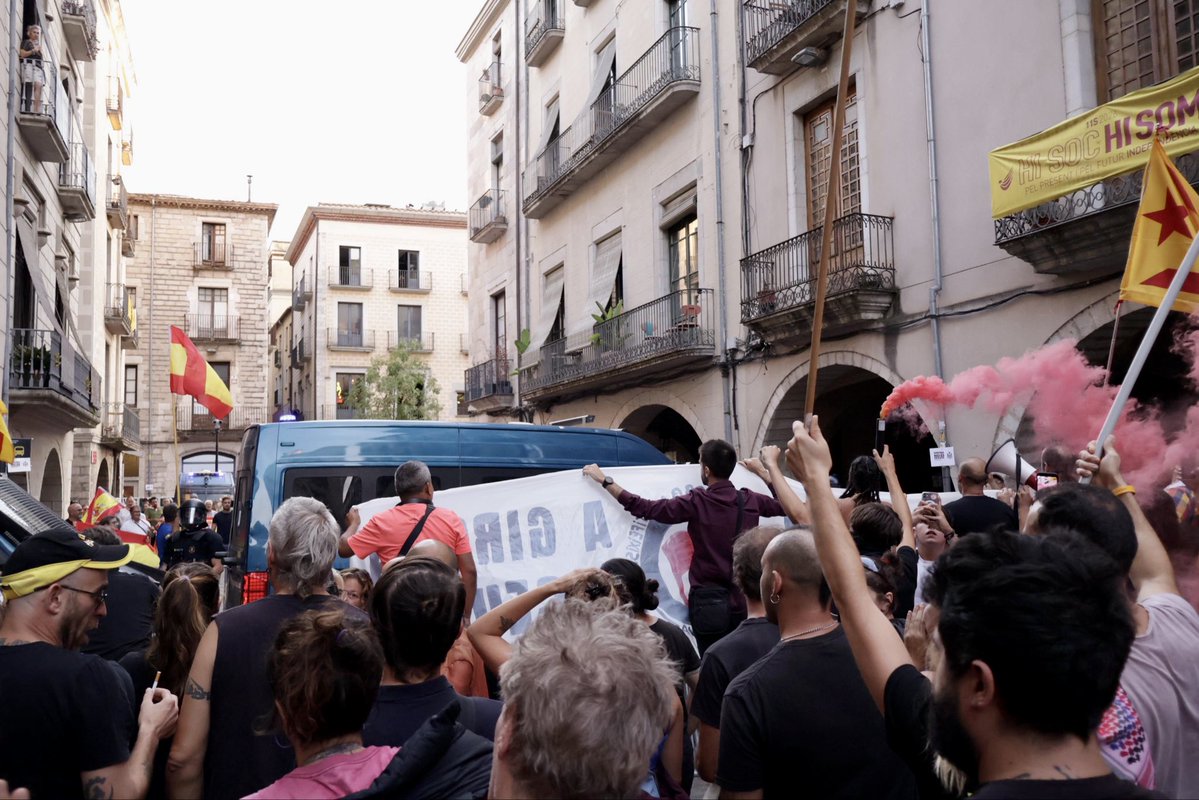 OJS_Girones's tweet photo. 🔴 A Girona plantem cara a VOX, que aprofita la crisi humanitària de Ceuta per escampar el seu racisme.

No t’equivoquis d’enemic, confrontem el racisme i el feixisme! https://t.co/fYt9H9MEUz