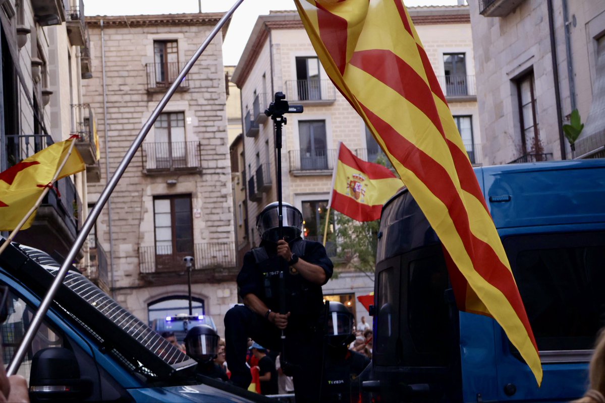 OJS_Girones's tweet photo. 🔴 A Girona plantem cara a VOX, que aprofita la crisi humanitària de Ceuta per escampar el seu racisme.

No t’equivoquis d’enemic, confrontem el racisme i el feixisme! https://t.co/fYt9H9MEUz