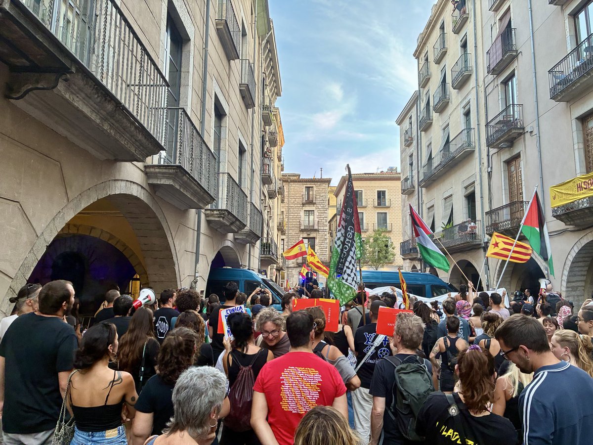 OJS_Girones's tweet photo. 🔴 A Girona plantem cara a VOX, que aprofita la crisi humanitària de Ceuta per escampar el seu racisme.

No t’equivoquis d’enemic, confrontem el racisme i el feixisme! https://t.co/fYt9H9MEUz