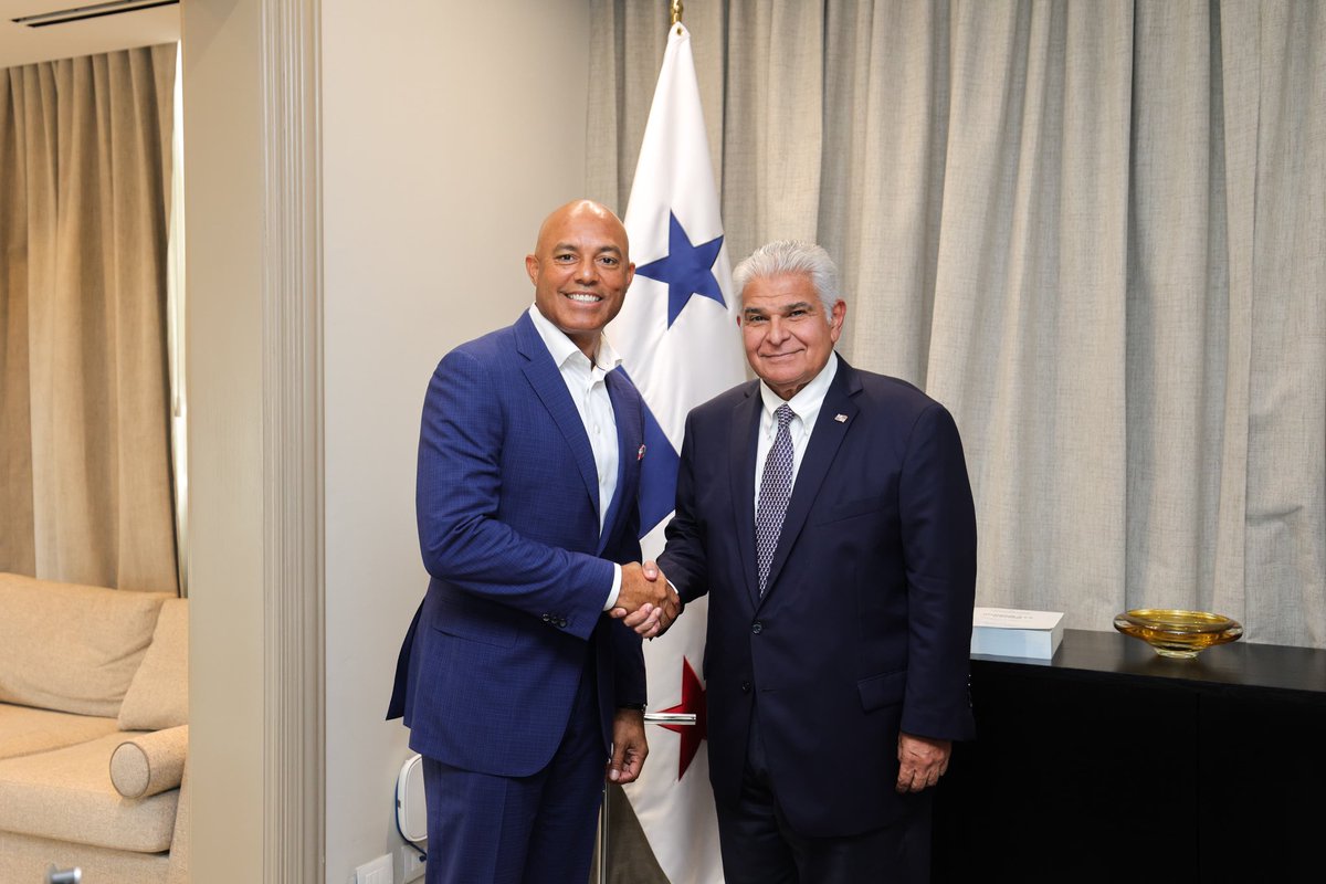 as_salazar's tweet photo. Presidente Mulino recibe a Mariano Rivera y conversan sobre generación de empleos y apoyo al deporte 

El presidente de la República, @JoseRaulMulino recibió en su despacho este miércoles 2 de septiembre al exbeisbolista Mariano Rivera, ex cerrador de los Yanquis de Nueva York y miembro del Salón de la Fama de las Grandes Ligas.

Durante el encuentro entre el mandatario y el histórico lanzador, se repasaron temas de importancia para el país, entre ellos la promoción de inversiones para generar nuevas plazas de empleo.

Asimismo, conversaron sobre la inversión destinada a apoyar el deporte y la educación mediante obras públicas, así como en el respaldo de la empresa privada para la construcción de nuevas infraestructuras y mejoras a las existentes.

Previo a la reunión con el mandatario, Rivera se reunió con el ministro de la Presidencia, Juan Carlos Orillac.