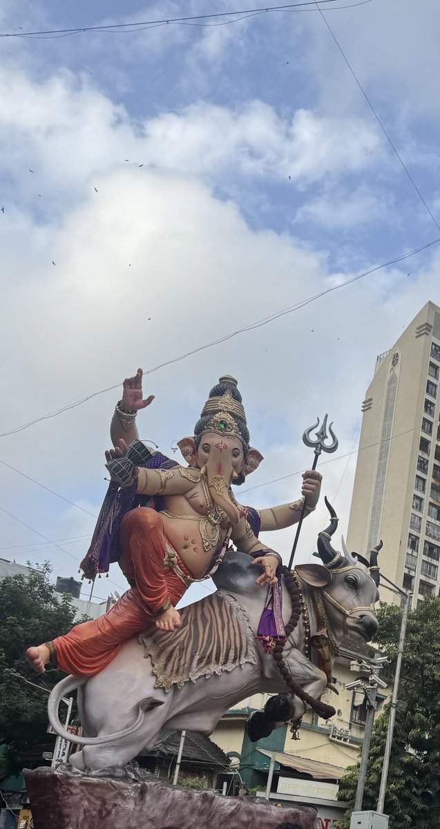 rahuljagat's tweet photo. That time of the year when Lord Ganesha along with his devotees braves the Mumbai traffic to reach various locations in the city for his upcoming birthday celebrations  ! https://t.co/yc3zEKXWsj