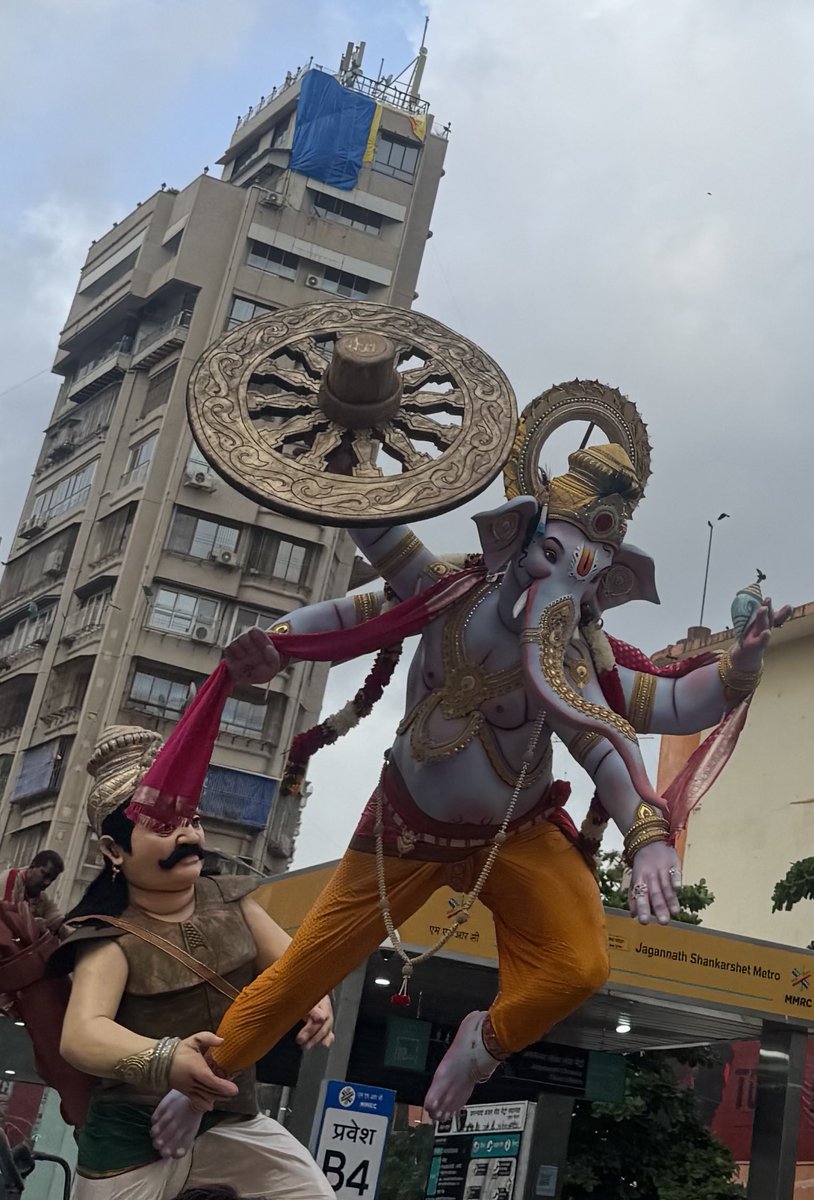 rahuljagat's tweet photo. That time of the year when Lord Ganesha along with his devotees braves the Mumbai traffic to reach various locations in the city for his upcoming birthday celebrations  ! https://t.co/yc3zEKXWsj