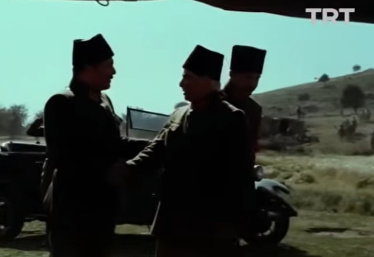 tolgagerger's tweet photo. Trt'nin Kurtuluş dizisinde bir sahne var. Naif perspektif ile çizilen Mustafa Kemal Paşa  "Bizim insanımız kindar değildir barışın değerini bilir" diyor. Oysa o sırada Mustafa Kemal Paşa İstanbul'da semtine sıkışmış Sultan Vahidettin'i bir linç ile öldürtmeyi planlıyordu.. https://t.co/ayFkHEbM0B