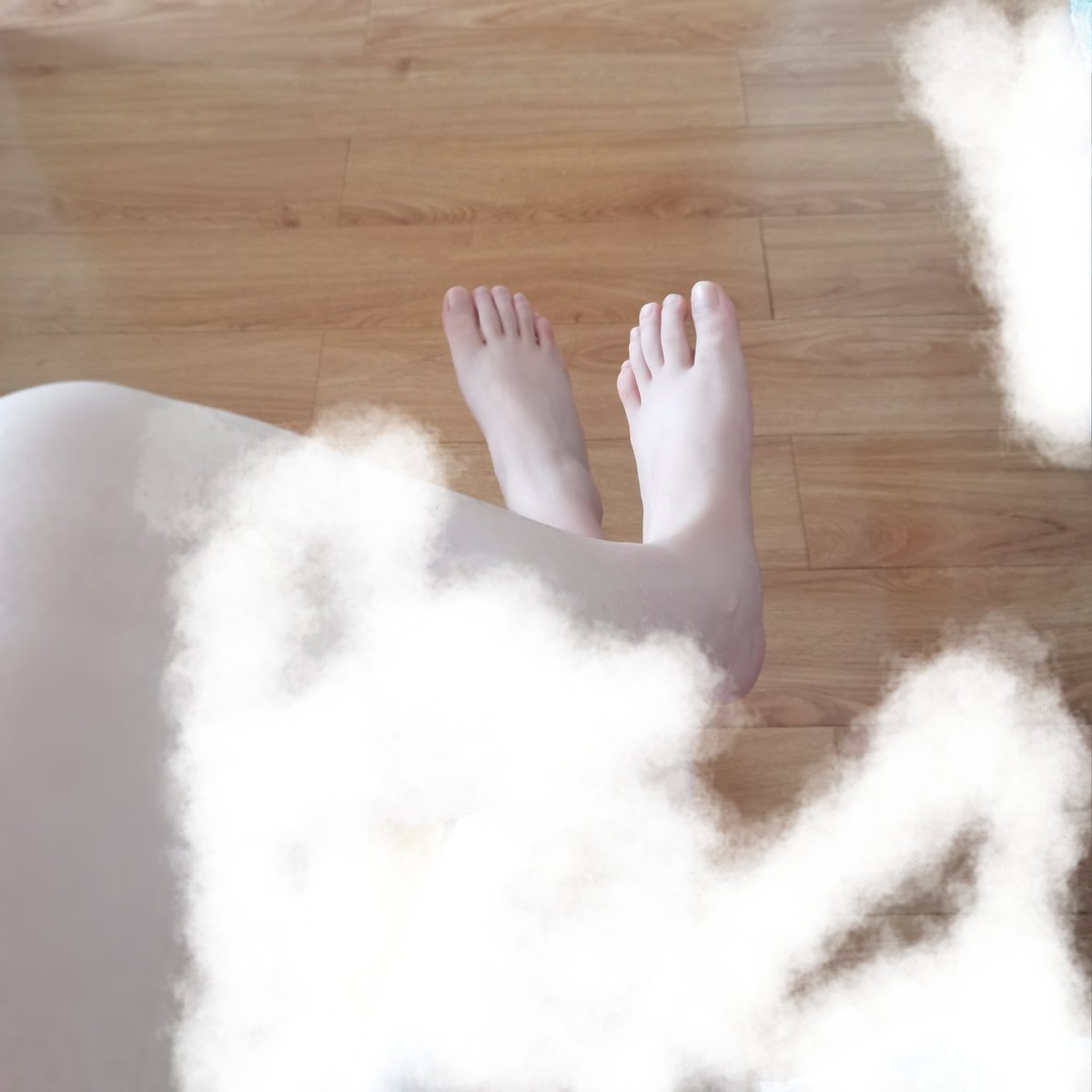 1linomyom's tweet photo. 突然翻到我几年前拍的脚 现在已经拍不出来了哈哈 #女s #男m #4i https://t.co/455itCD8ag