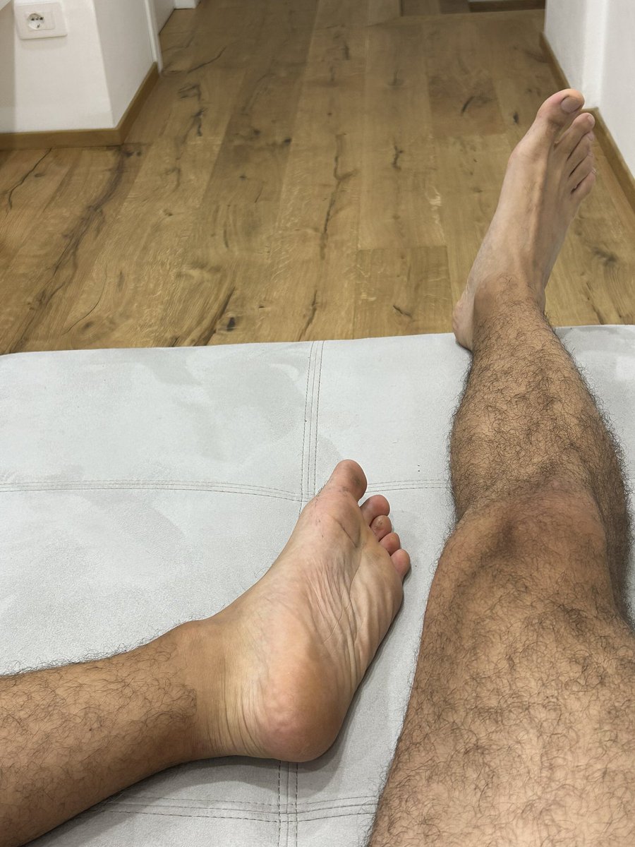CashmasterGab00's tweet photo. Io sdraiato e tu in ginocchio a pulirmi i piedi e a venerarmi 😉 https://t.co/TsYU8V5OzP